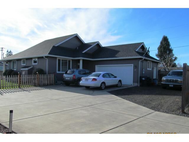 Property Photo: 87 N 10th St OR 97426