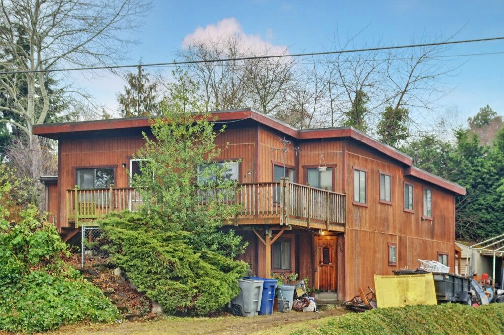 Property Photo:  620 7th Ave  WA 98033 