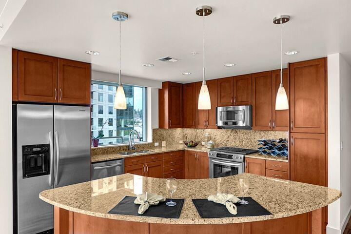 Property Photo: 10650 NE 9th Place 822 WA 98004