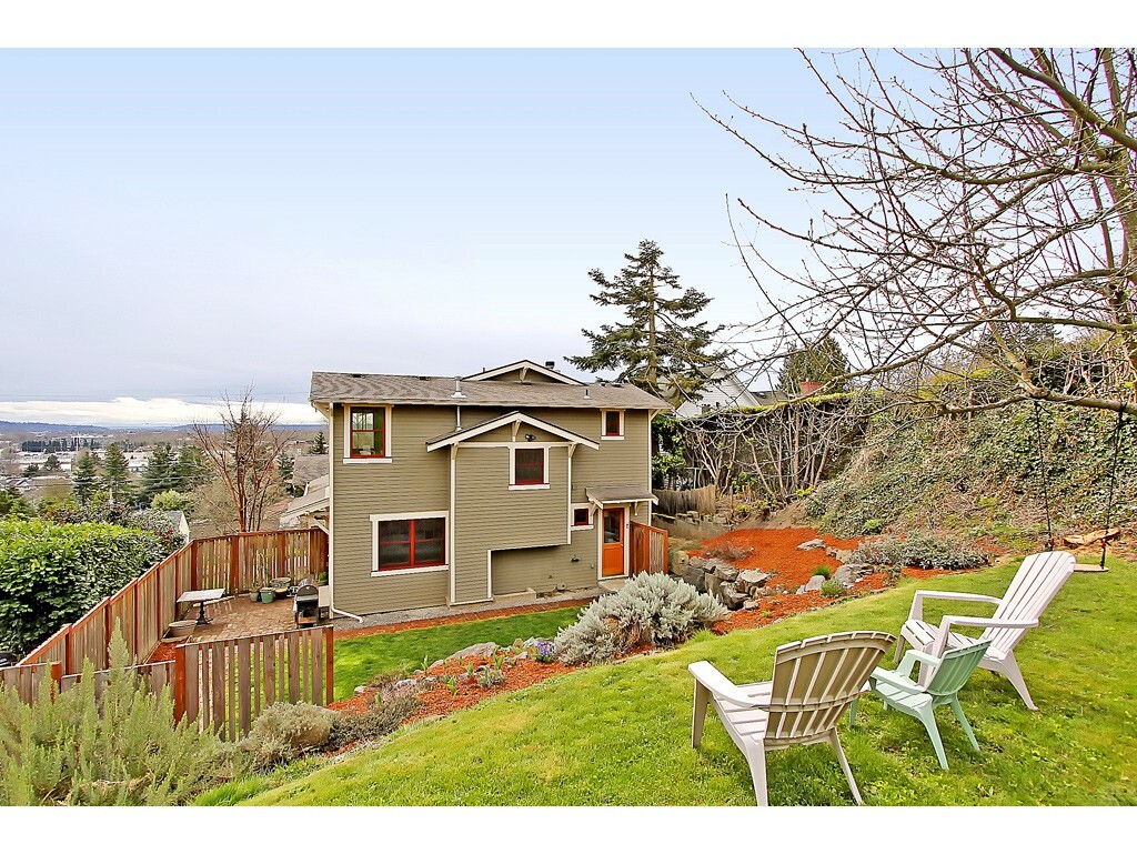 Property Photo:  516 SW 3rd Place  WA 98057 