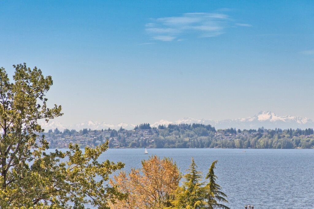 Property Photo:  137 10th Ave S  WA 98033 
