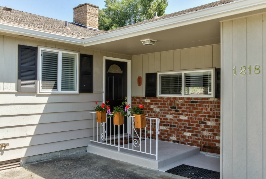 Property Photo: 1218 Denny Place WA 98274