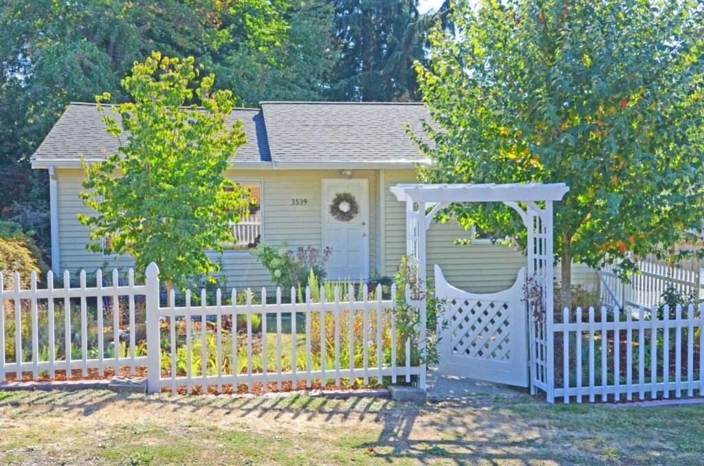 Property Photo:  3539 NE 130th St  WA 98125 