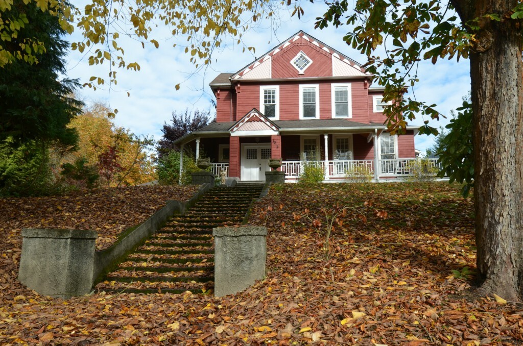 Property Photo:  1012 4th St  WA 98290 