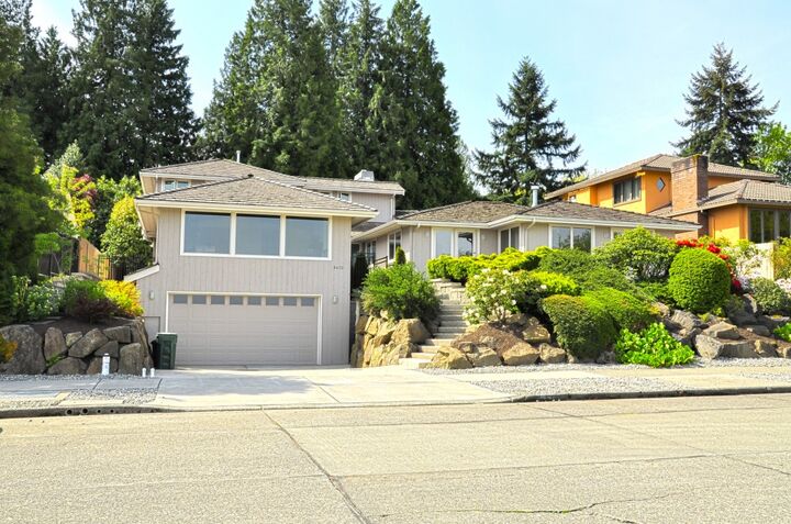 8470 Inverness Dr NE  Seattle WA 98115 photo