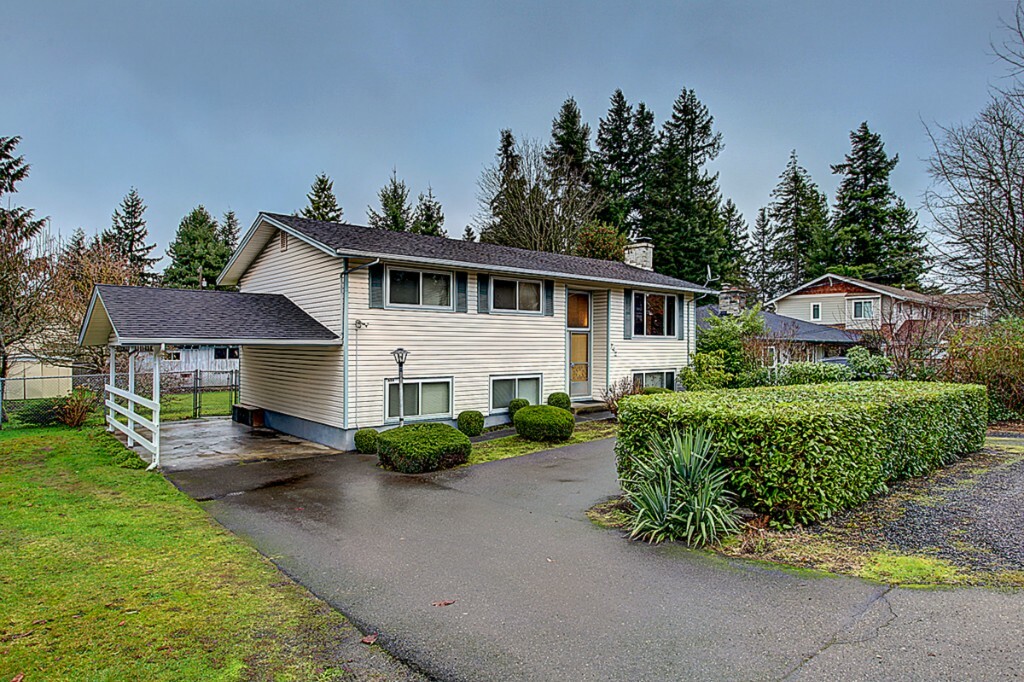 Property Photo:  742 N 200th St  WA 98133 