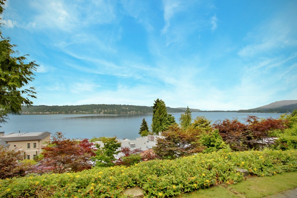 Property Photo:  1848 W Lake Sammamish Pkwy SE  WA 98008 