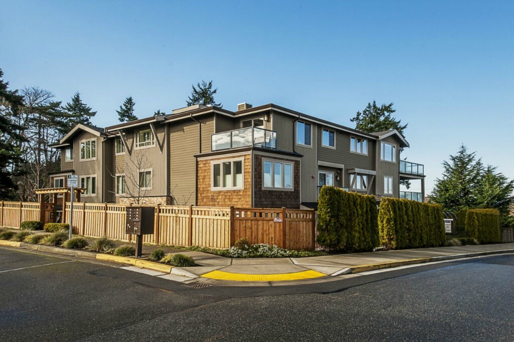 Property Photo: 316 Walnut Ave 101 WA 98020