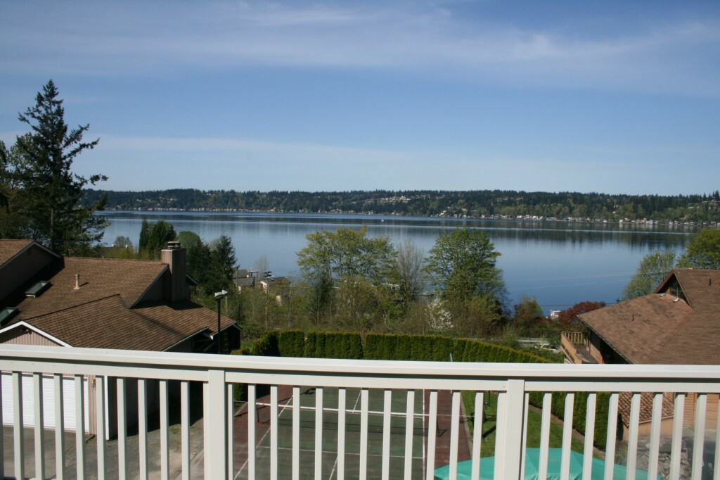 Property Photo:  330 205th Ct NE  WA 98074 