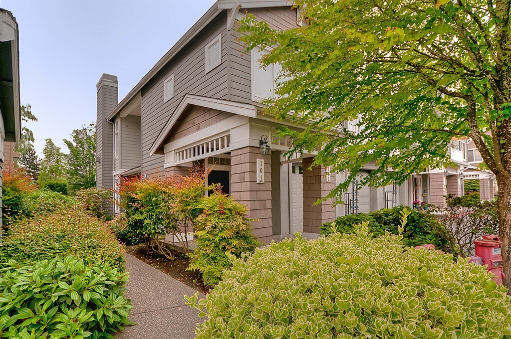 Property Photo:  4316 NE 5th Ct 102  WA 98059 