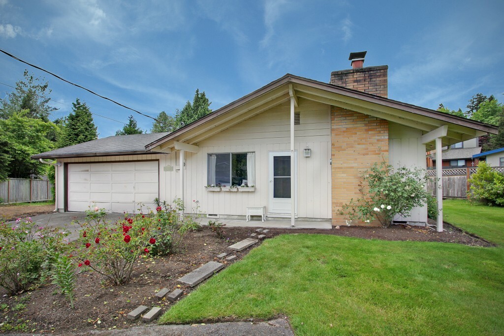 Property Photo: 1215 5th St WA 98003