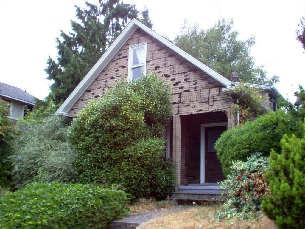 Property Photo:  2448 Queen Anne Ave N  WA 98109 