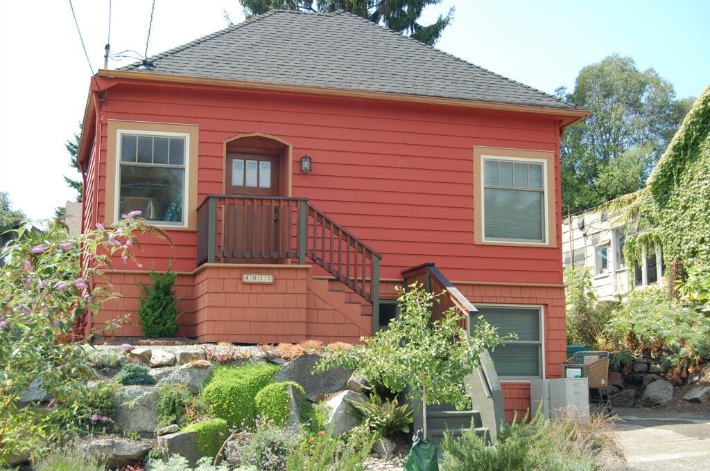 Property Photo:  4013 2nd Avenue NE  WA 98105 