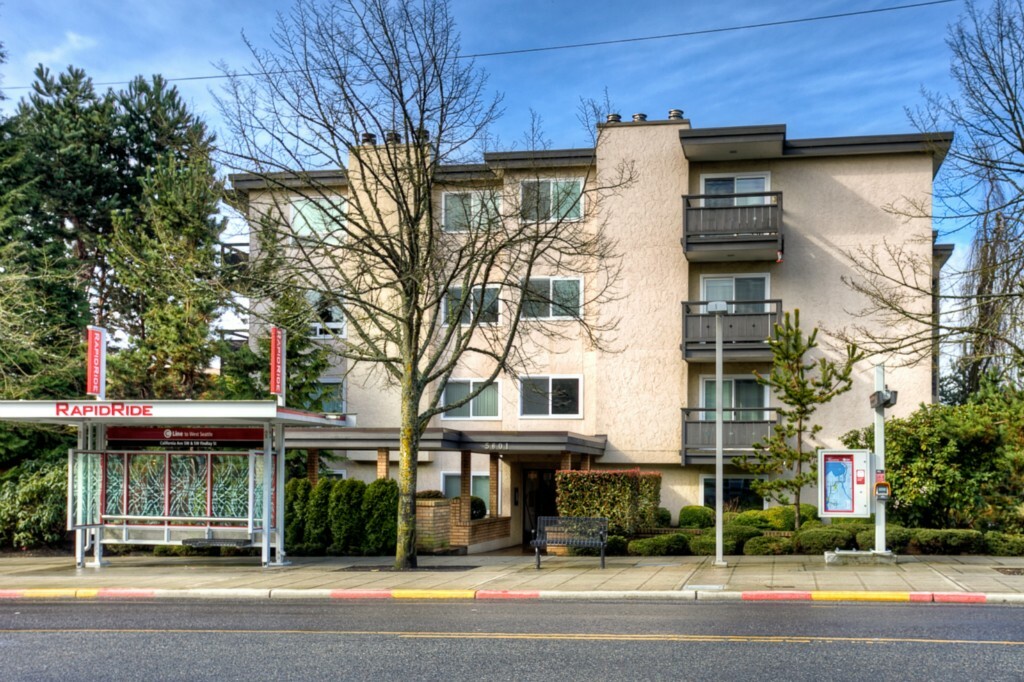 Property Photo:  5601 California  Avenue SW 101  WA 98136 