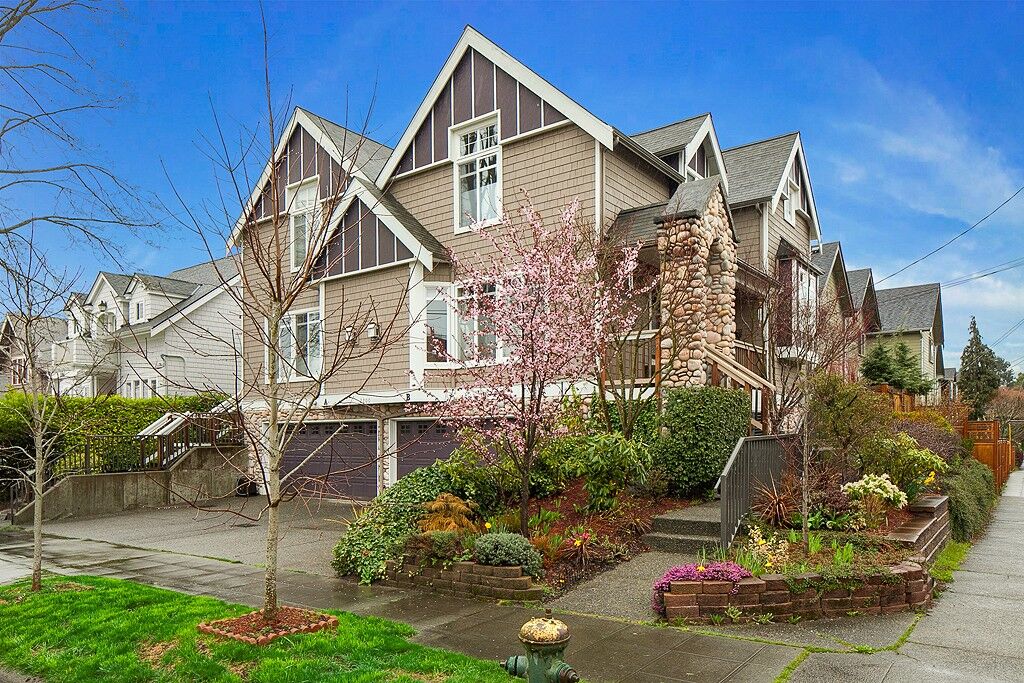 Property Photo:  2200 2nd Avenue N B  WA 98109 