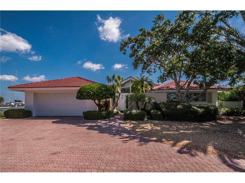 Property Photo: 5810 Bahama Way S FL 33706
