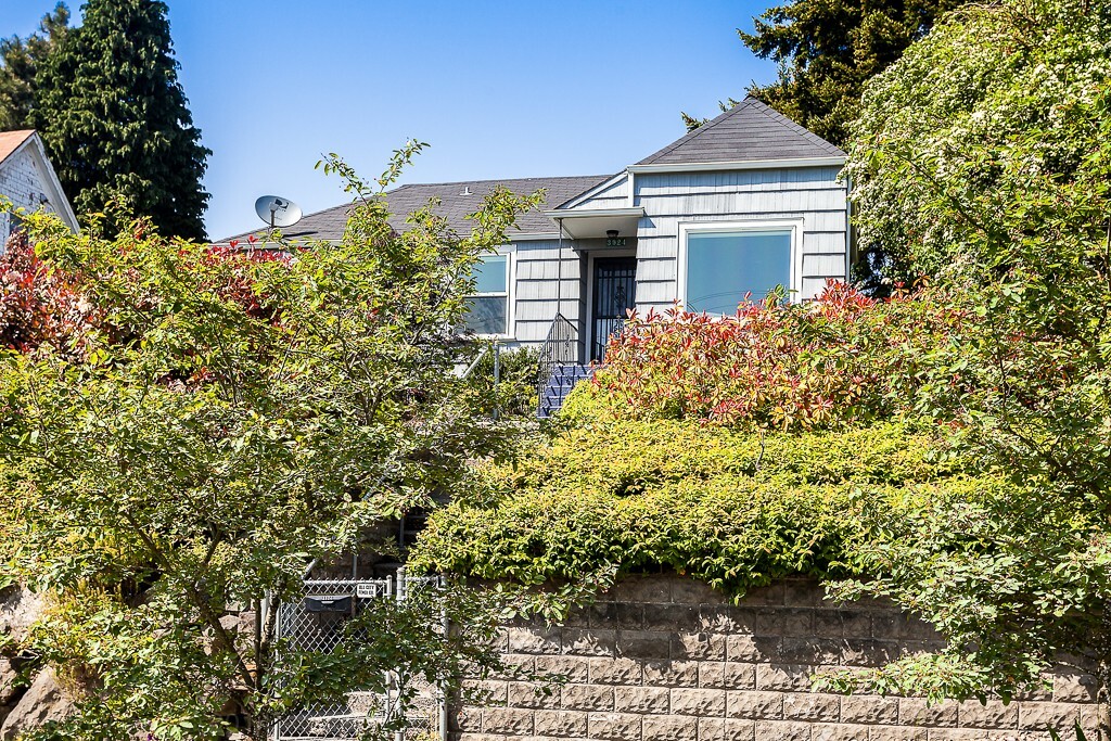 Property Photo:  3924 S Hudson St  WA 98118 