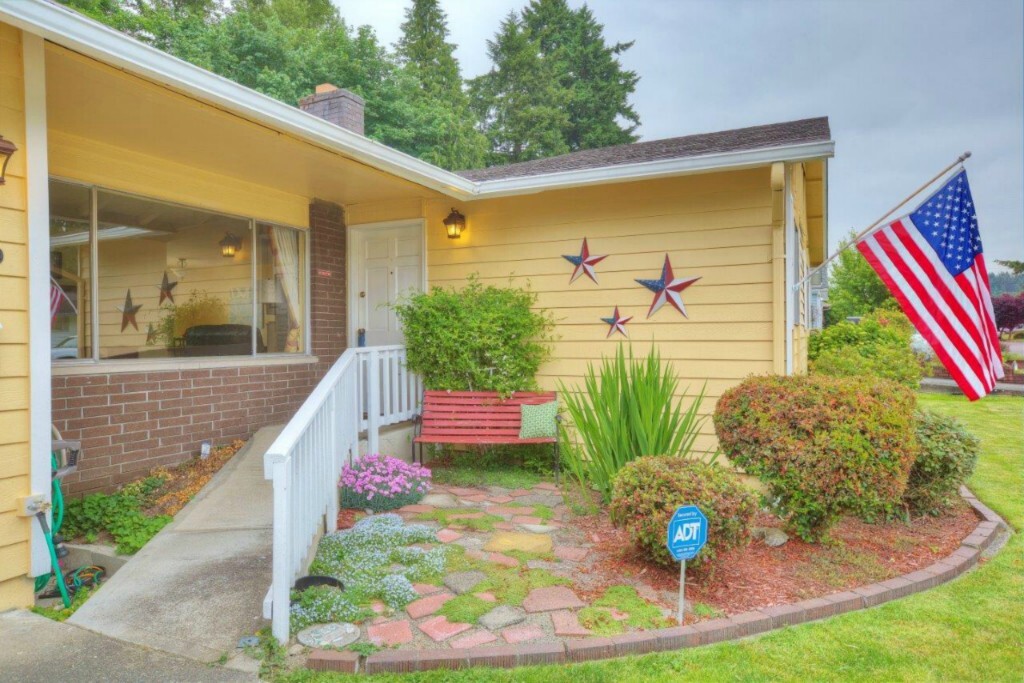 Property Photo: 909 28th St SE WA 98002