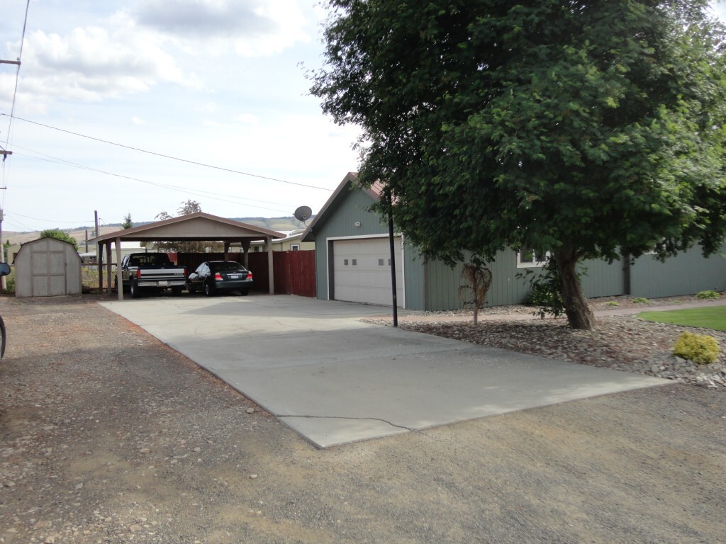 Property Photo: 212 W Maple St WA 98858