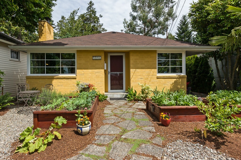 Property Photo: 1026 NE 95th St WA 98115