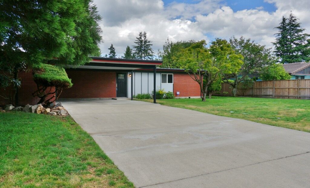 Property Photo: 1211 137th St E WA 98445