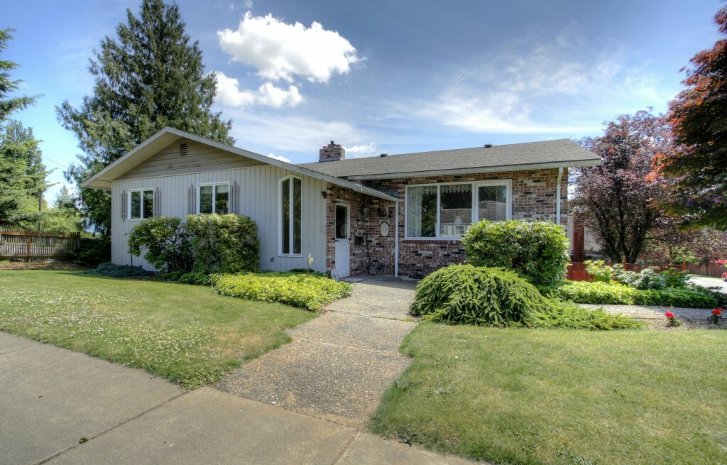 Property Photo:  802 E Grover St  WA 98264 