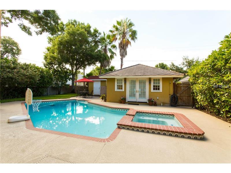 Property Photo: 445 17th Avenue NE FL 33704
