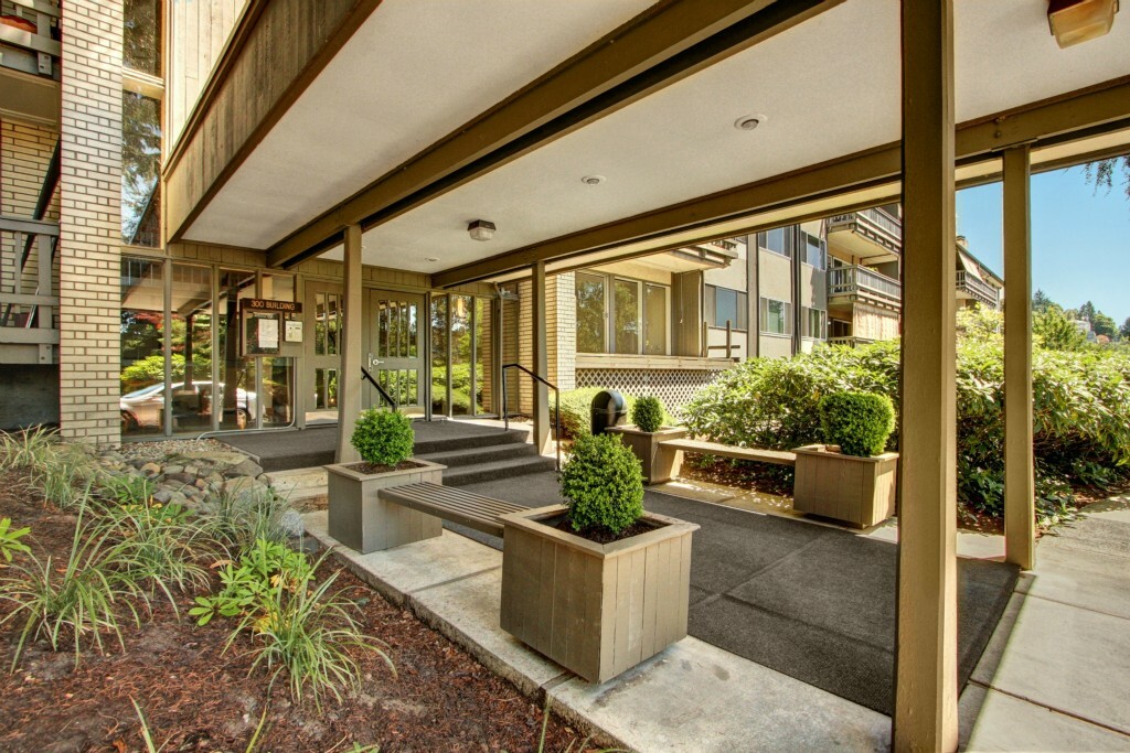 Property Photo:  2500 SE 81st Ave SE C320  WA 98040 