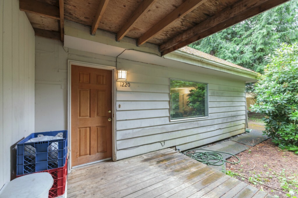 Property Photo: 1220 Lakeview St WA 98229