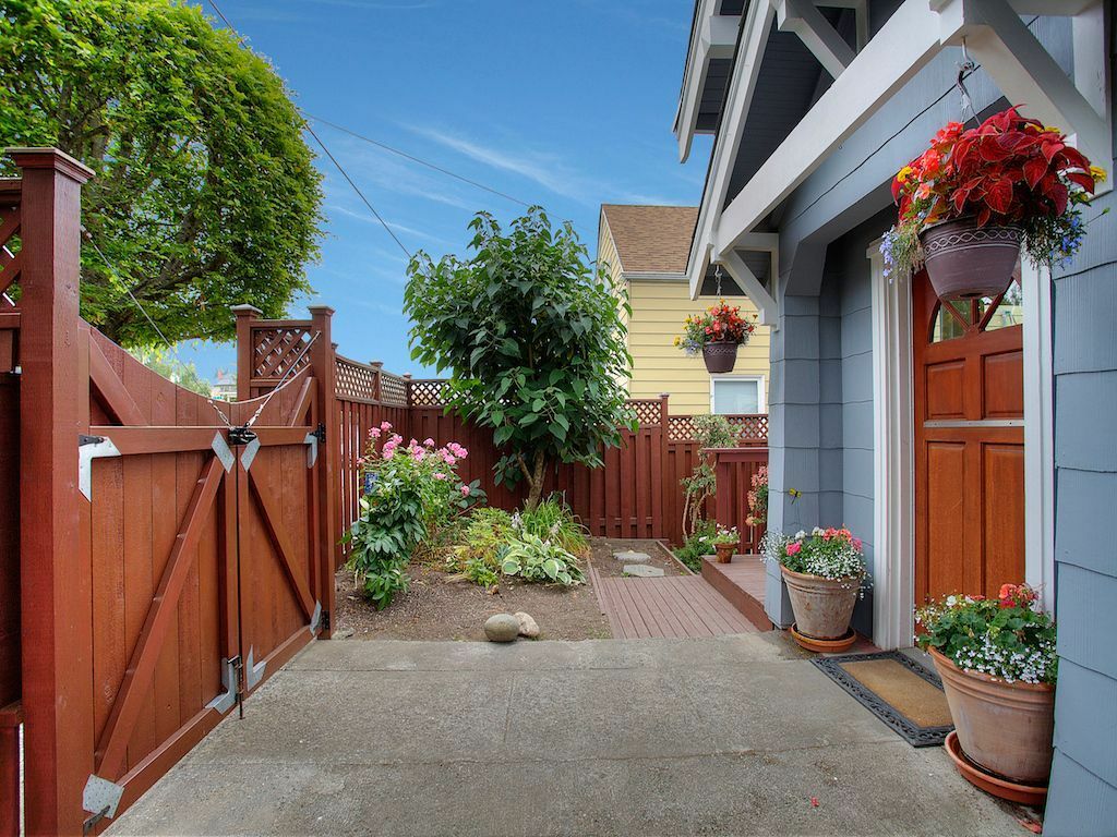 Property Photo:  709 S Lawrence St  WA 98405 