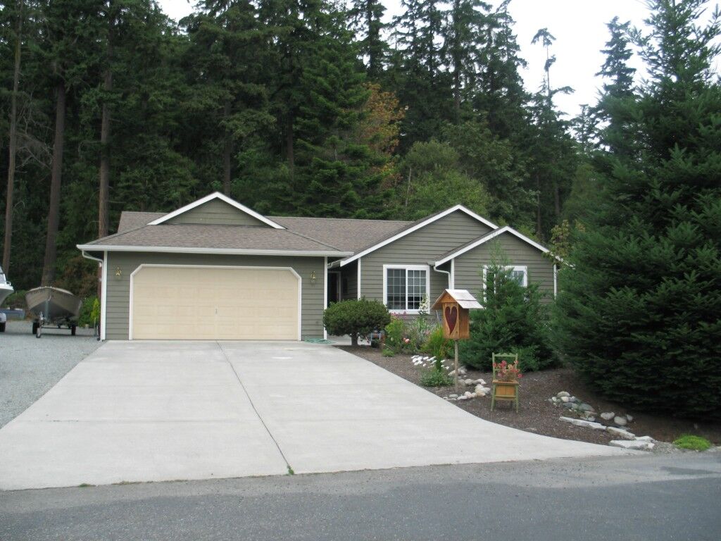 Property Photo:  747 Crescent Dr  WA 98282 