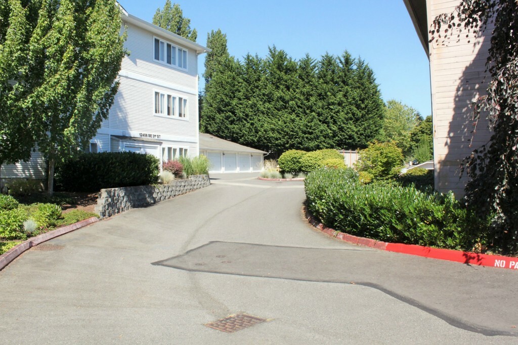 Property Photo: 12406 SE 31st St 302 WA 98005
