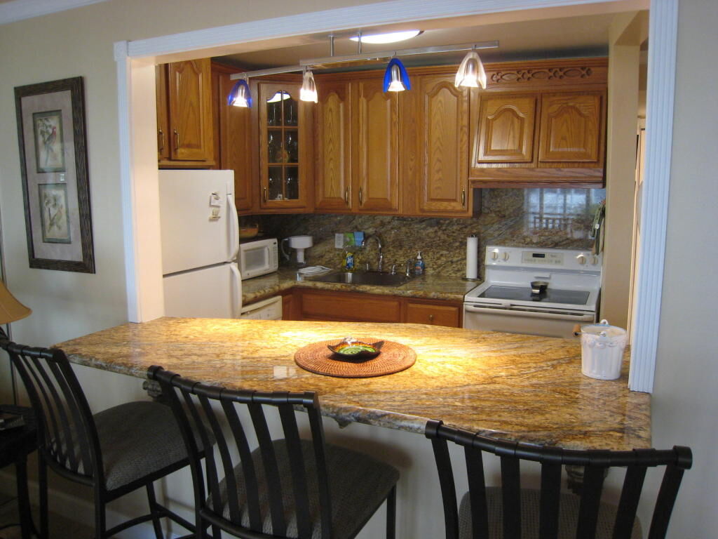 Property Photo:  304 Golfview Road Apt 205  FL 33408 
