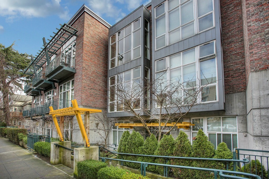 Property Photo: 1812 19th Ave 204 WA 98122