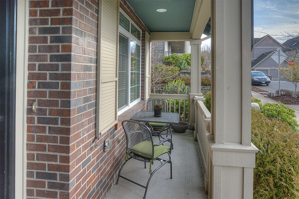 Property Photo:  1052 NE Ingram St  WA 98029 