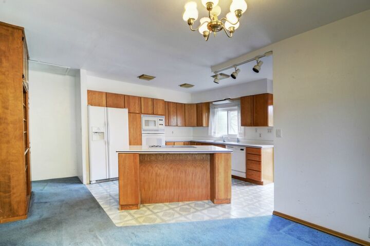 Property Photo:  725 S 193rd Place  WA 98148 