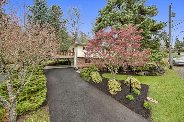 Property Photo: 19509 53rd Ave NE WA 98155