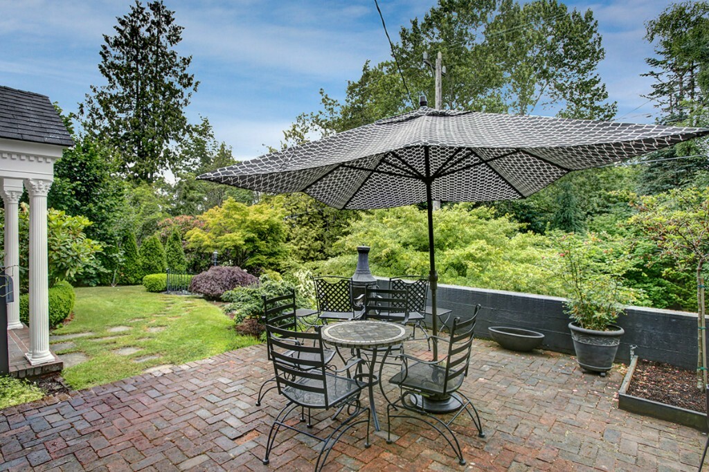 Property Photo:  1525 18th Ave E  WA 98112 