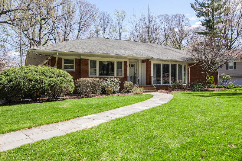 Property Photo:  23 Londonderry Way  NJ 07901 