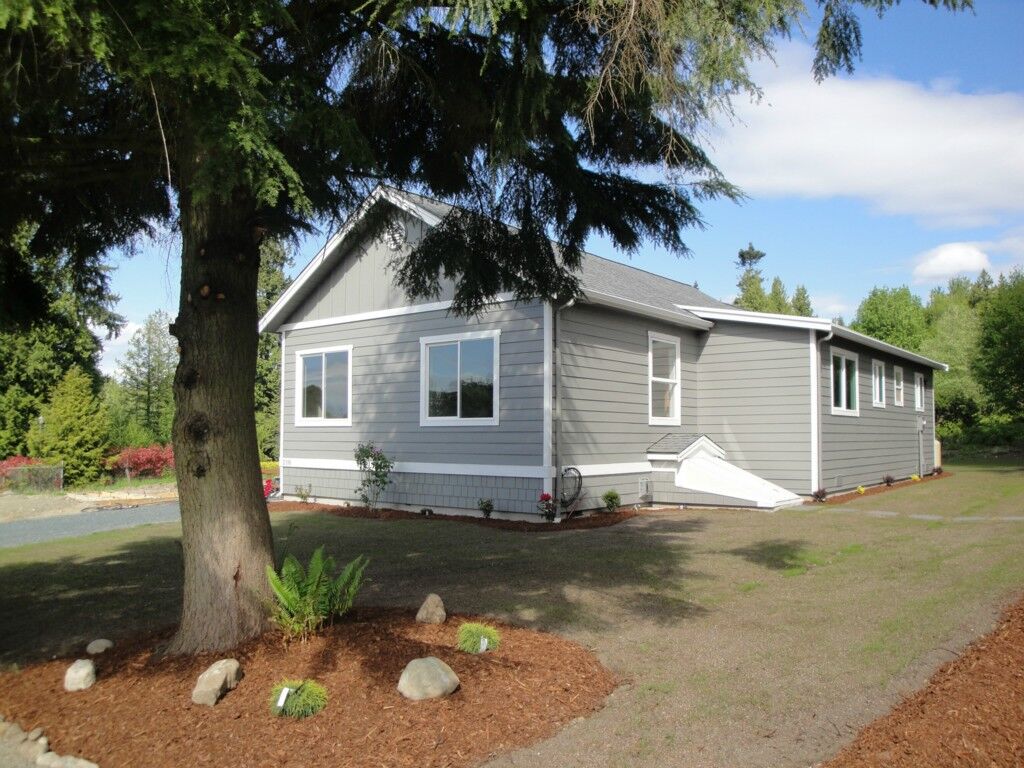 Property Photo:  210 16th St  WA 98230 