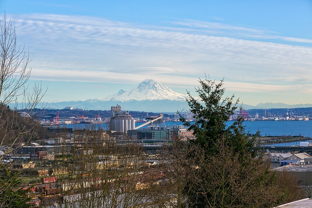 Property Photo: 2608 23rd Ave W WA 98199