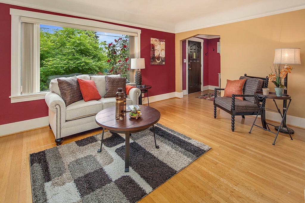 Property Photo: 826 NE 81st St WA 98115