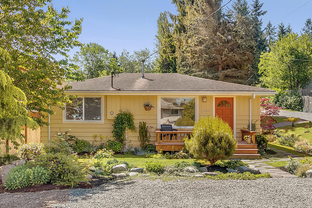 Property Photo:  1805 NE 190th St  WA 98155 