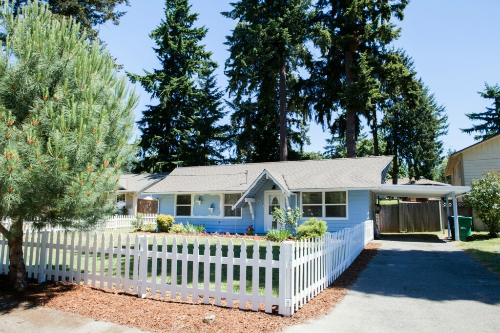 Property Photo:  2011 211th Place SW  WA 98036 