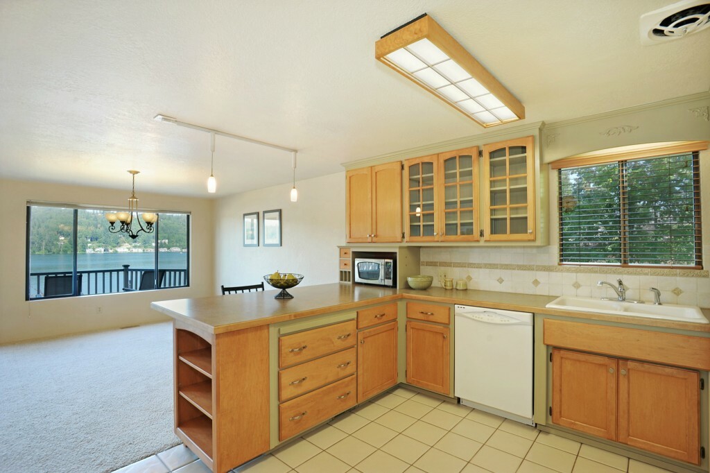 Property Photo:  2590 W Lake Sammamish Pkwy NE  WA 98052 