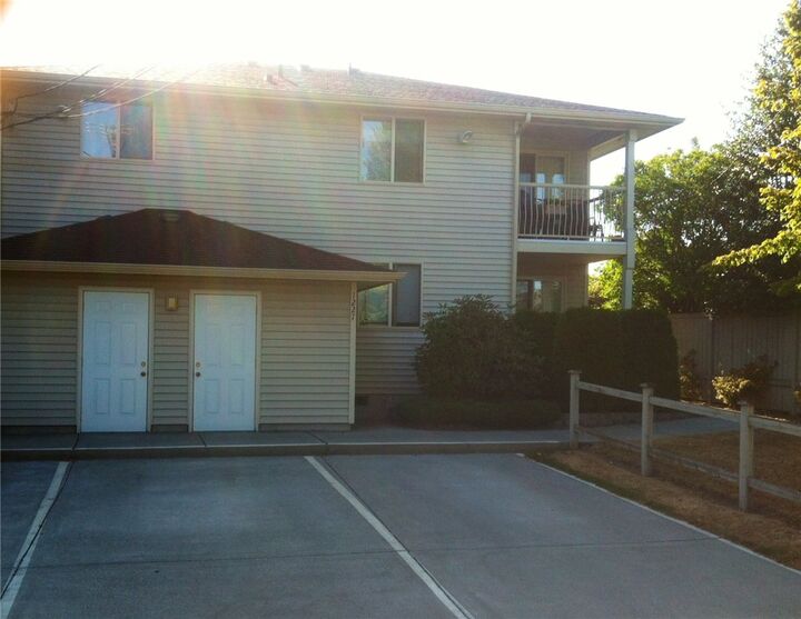 Property Photo:  1227 Broadway Ave  WA 98201 