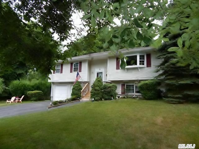 Property Photo:  6 Kastal Court  NY 11961 