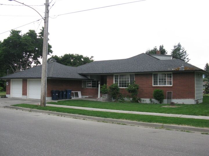 Property Photo: 940 E Sterling St WA 98284