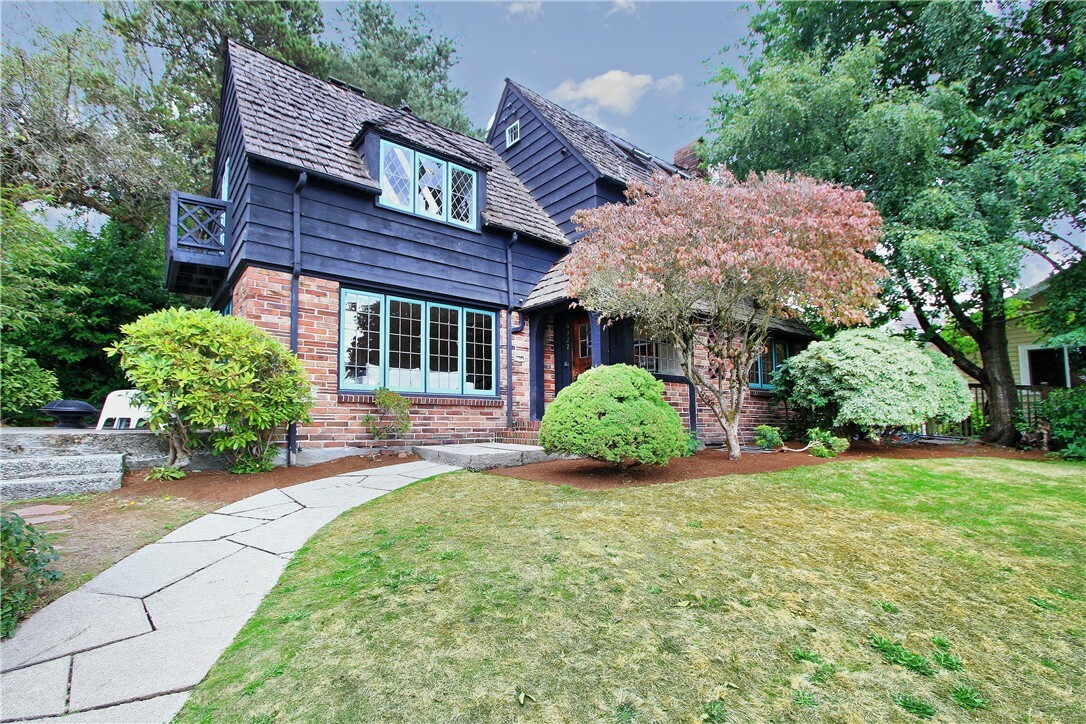 Property Photo: 6322 Woodlawn Ave N WA 98103