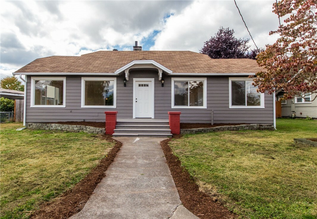 Property Photo:  102 16th St SW  WA 98371 